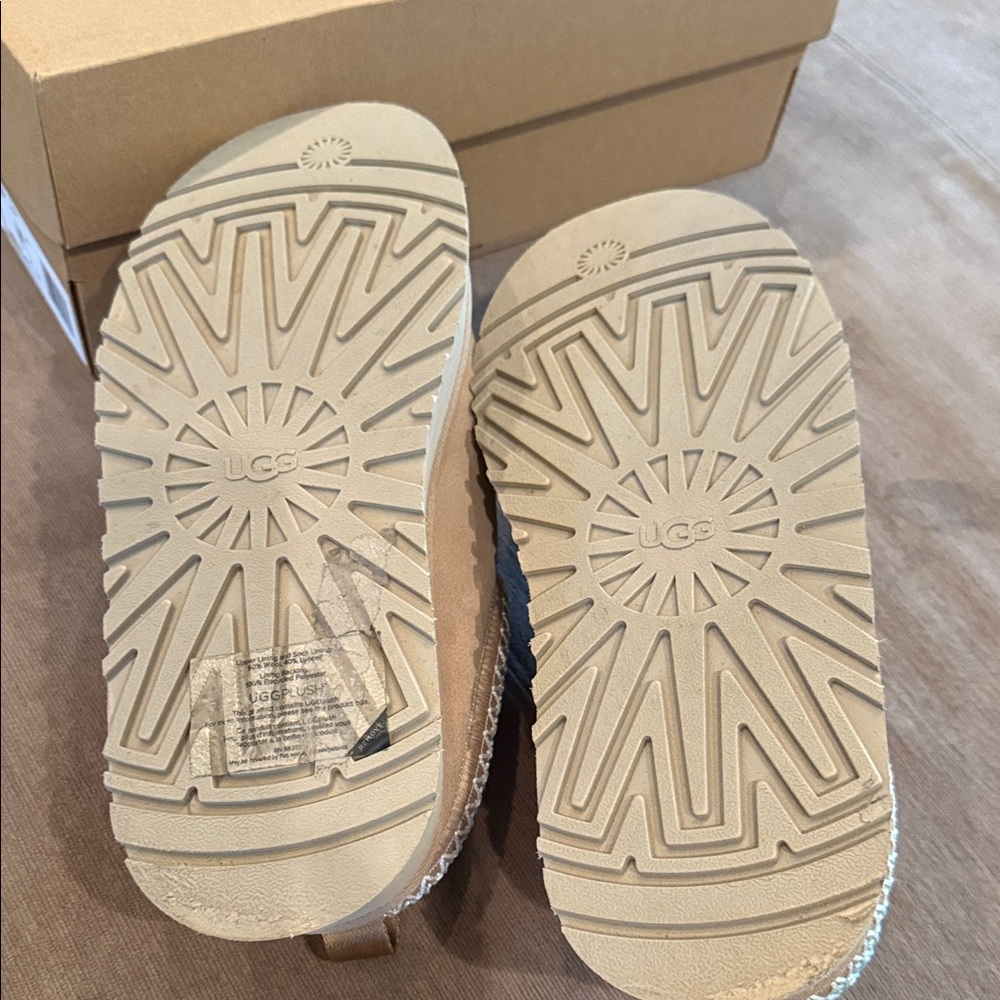 UGG Tazz Slides Sand Size 8. Excellent used condition. - Picture 7 of 7
